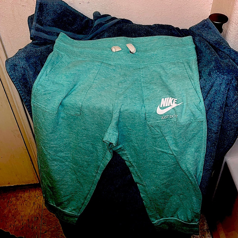 Nike girls capris